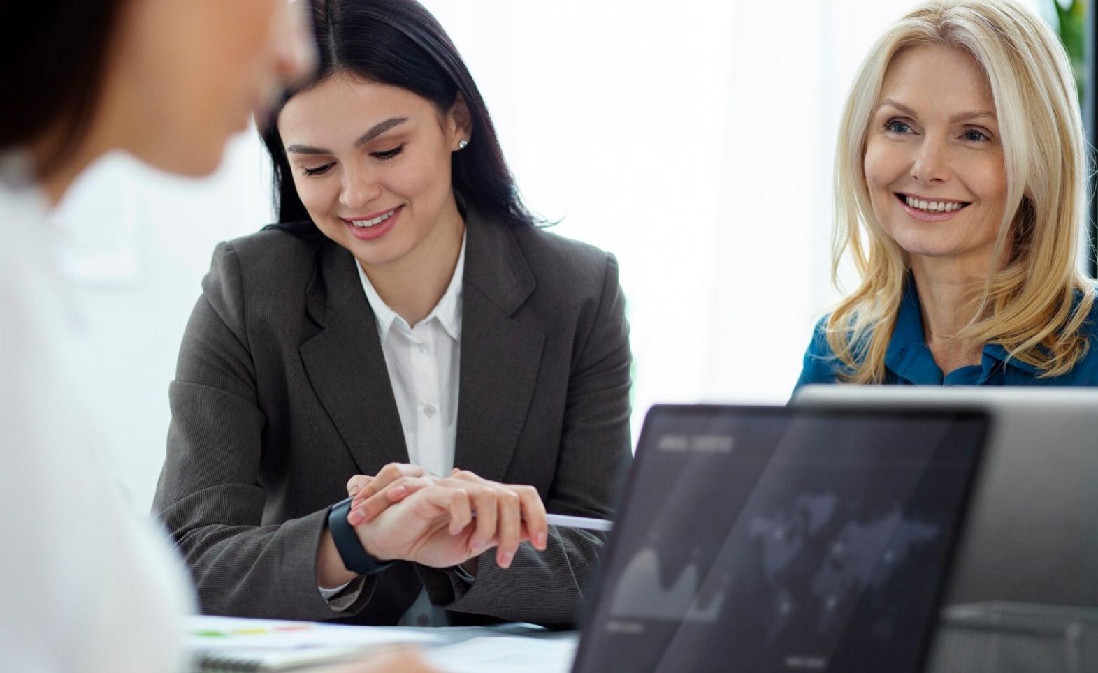 Profesional estudiando estrategias financieras desde casa