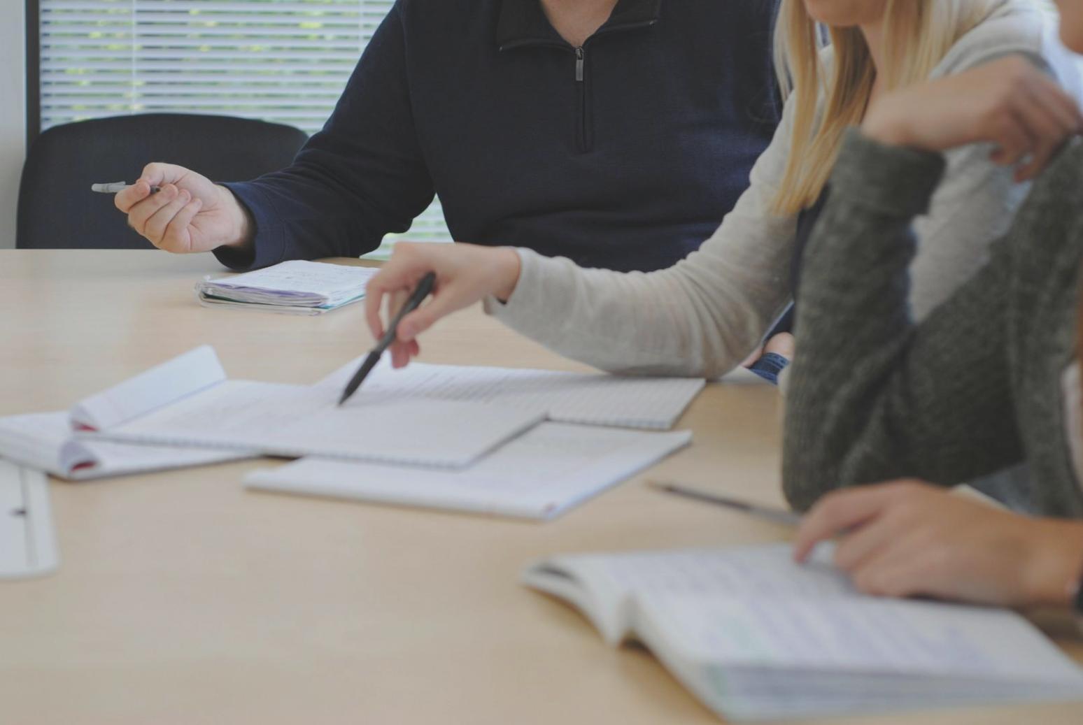 Espacio de trabajo organizado para aprendizaje financiero remoto