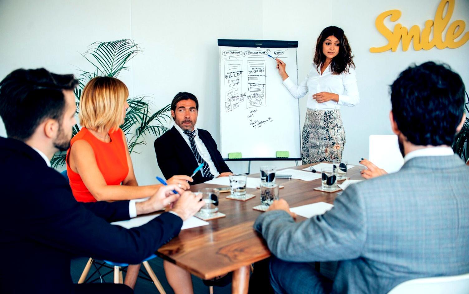Profesionales trabajando en análisis financiero avanzado